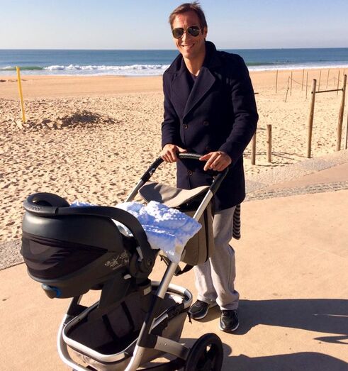 José Carlos Pereira num passeio com o filho, em Carcavelos. Esta terá sido uma das últimas vezes que Zeca esteve com Salvador