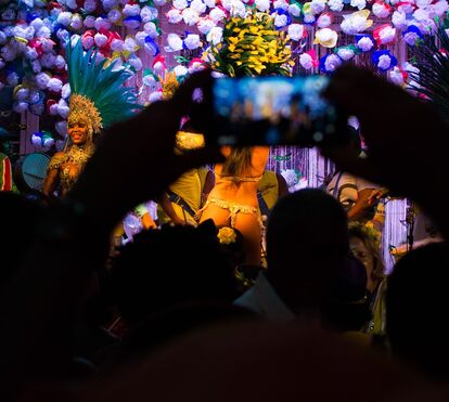 Loucura nas ruas e bailes privados do Rio de Janeiro