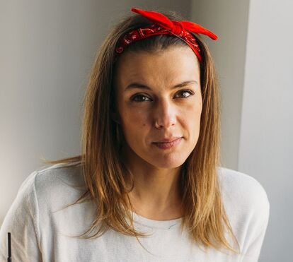 Romana: cantora recupera da indisposição e volta a desfilar