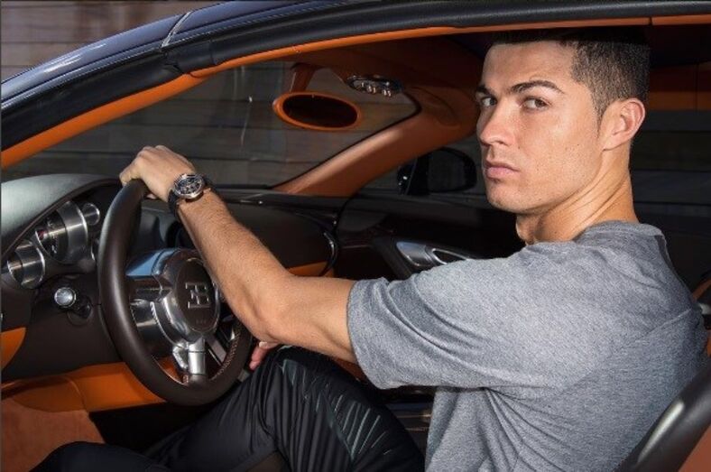 Ronaldo dentro do seu Bugatti. O craque pode ter tudo aquilo que o dinheiro é capaz de comprar.