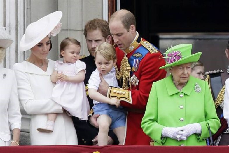 Os principezinhos George e Charlotte tratam William e Kate por papá e mamã. Os termos mãe e pai não são permitidos na família