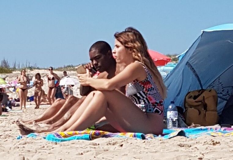 Maria Sampaio com o namorado na praia