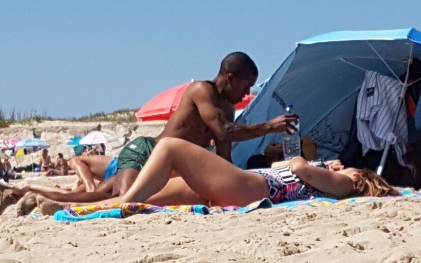 Maria Sampaio com o namorado na praia