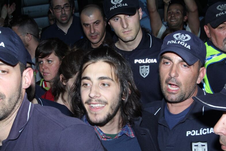 O artista foi escoltado pela polícia