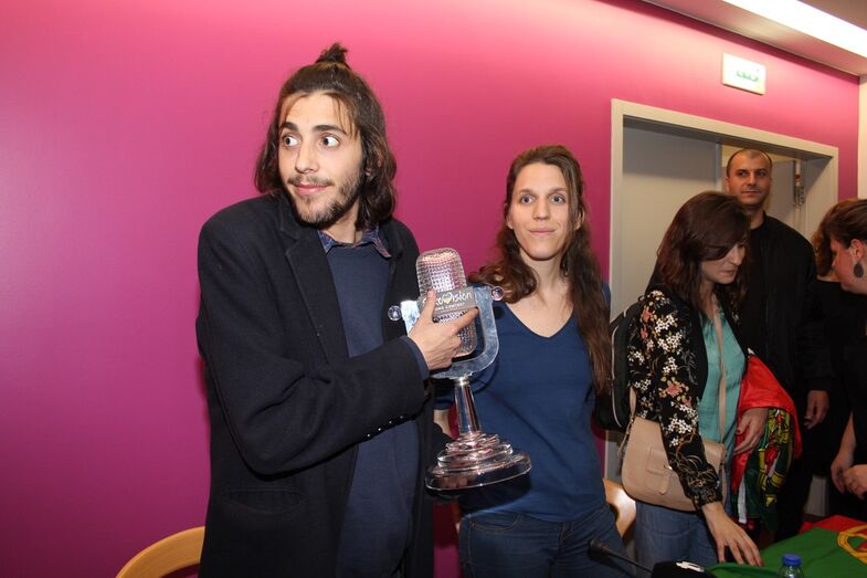 Veja a emoção de Salvador Sobral ao ser recebido com euforia no aeroporto de Lisboa