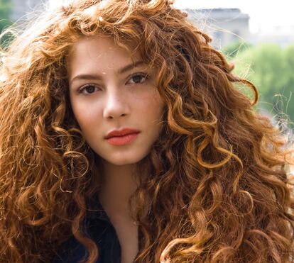 As imagens exclusivas da namorada e da mãe de Salvador Sobral à porta do hospital