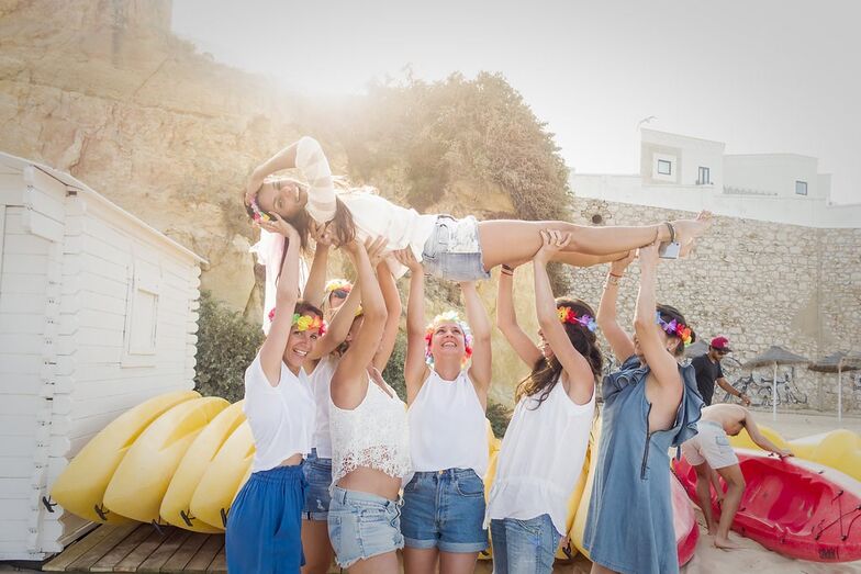 Cuca Roseta, divertida com as amigas, na despedida de solteira em Sagres