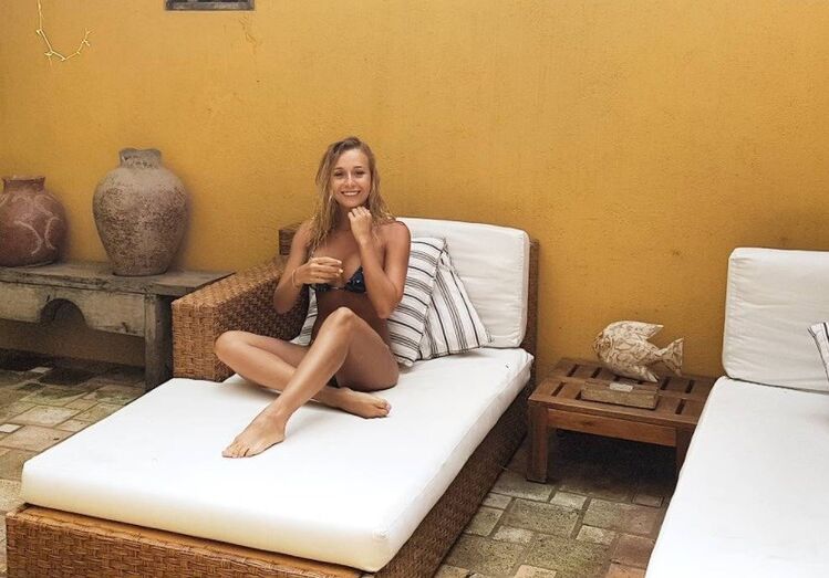 Sofia Arruda mostra corpo de sonho no Brasil