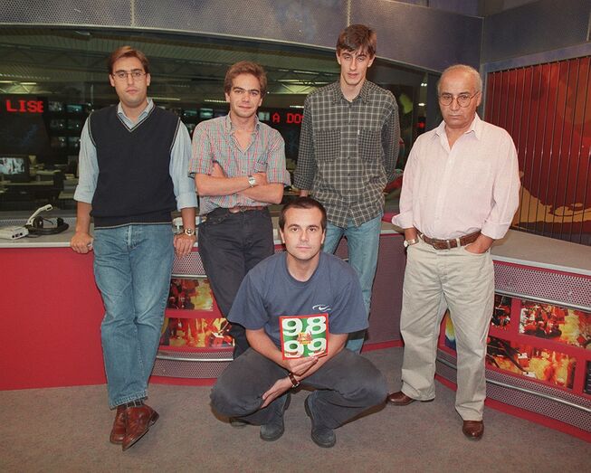 A equipa de Os donos da Bola, com Jorge Gabriel em baixo e Daniel Oliveira em cima (segundo a contar da direita)