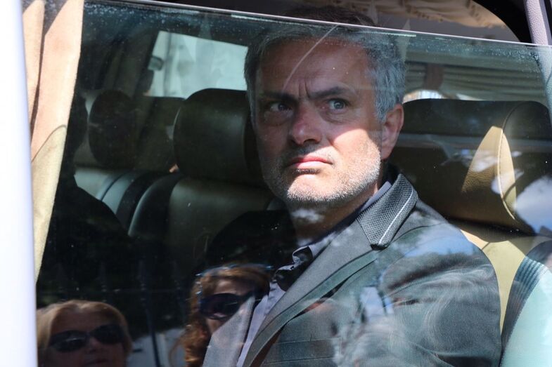 José Mourinho no último adeus ao pai, dentro do carro funerário que levou Mourinho Félix à sua última morada, o jazigo de família onde já está a irmã de Mourinho, falecida com somente 36 anos de idade.