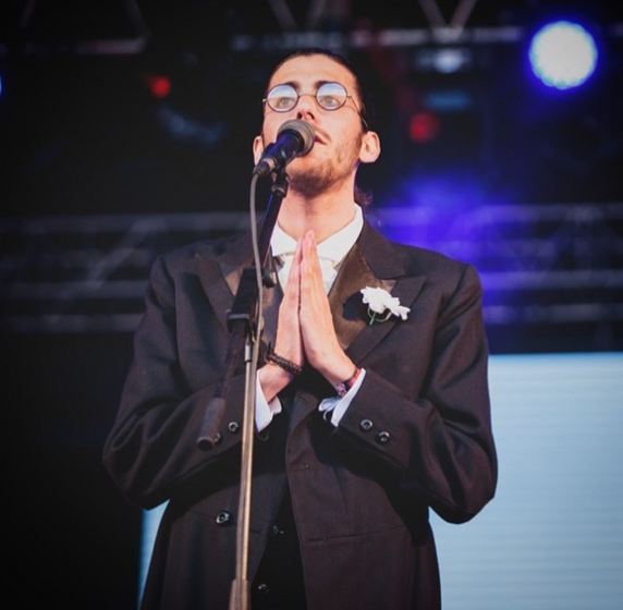 As imagens exclusivas da namorada e da mãe de Salvador Sobral à porta do hospital