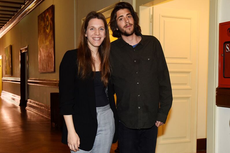 As imagens exclusivas da namorada e da mãe de Salvador Sobral à porta do hospital