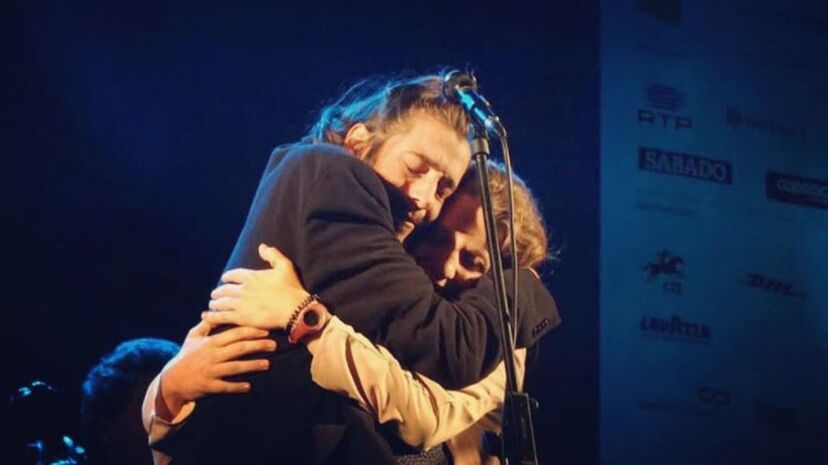 O abraço emocionado entre os irmãos, que levou Salvador às lágrimas, no "concerto do até já", como ele lhe quis chamar