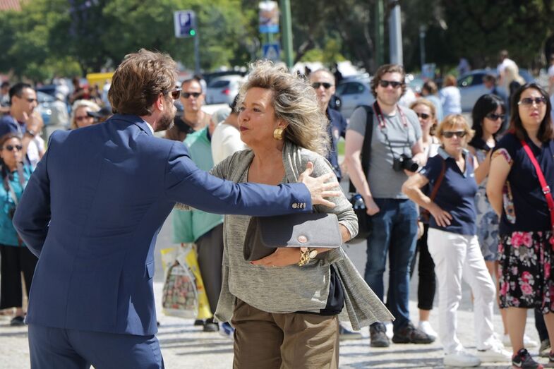 O padrinho da criança chegou atrasado e foi a mãe de Zeca quem o recebeu à porta do mosteiro