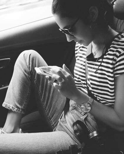 Mia Rose exibe anel de noivado 