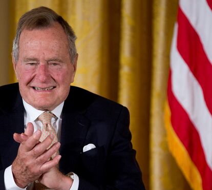 O velhinho George Bush apalpou rabo de atriz. Ex-presidente já pediu desculpas