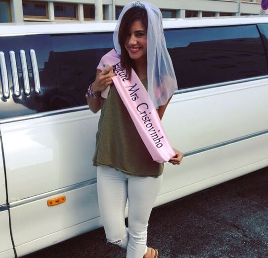 Mia Rose despede-se da vida de solteira em grande