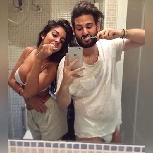 Georgina numa pose comprometedora com o amigo Ivan, na casa de banho, em roupa interior