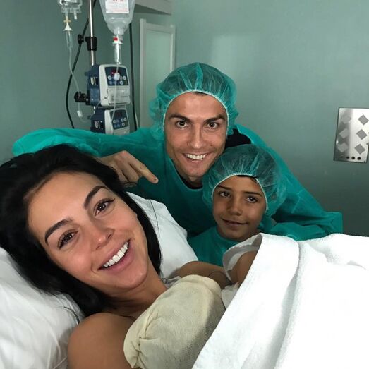 Cristiano Ronaldo, Georgina e Cristianinho na maternidade com Alana Martina