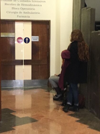 As imagens exclusivas da namorada e da mãe de Salvador Sobral à porta do hospital