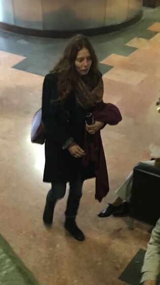 As imagens exclusivas da namorada e da mãe de Salvador Sobral à porta do hospital