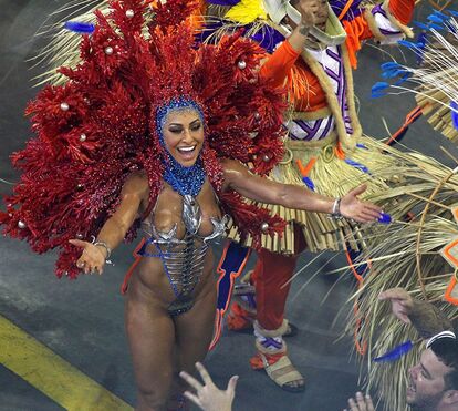 Doente, Sabrina Sato enfrenta todos os obstáculos e arrasa no Carnaval de São Paulo