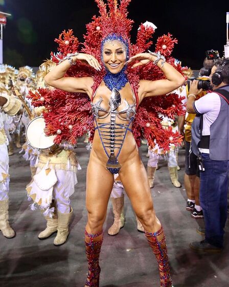 Sabrina Sato brilha no desfile da Gaviões da Fiel, em São Paulo