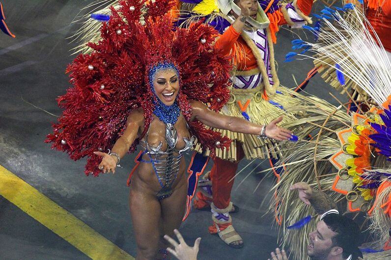 Sabrina Sato brilha no desfile da Gaviões da Fiel, em São Paulo
