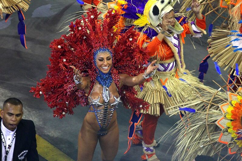 Sabrina Sato brilha no desfile da Gaviões da Fiel, em São Paulo