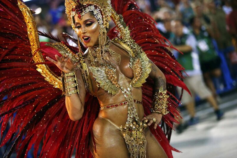 Toda beleza e sensualidade do grupo especial das escolas de samba cariocas