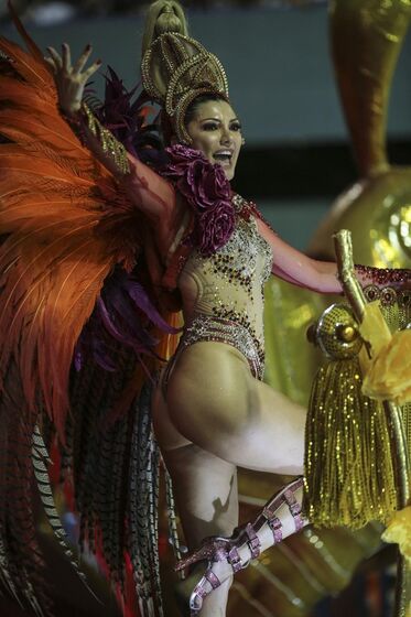Toda beleza e sensualidade do grupo especial das escolas de samba cariocas