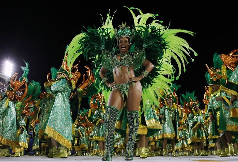 Toda beleza e sensualidade do grupo especial das escolas de samba cariocas