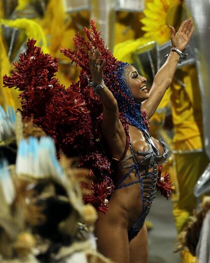Sabrina Sato brilha no desfile da Gaviões da Fiel, em São Paulo
