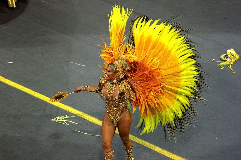 Sabrina Sato brilha no desfile da Gaviões da Fiel, em São Paulo