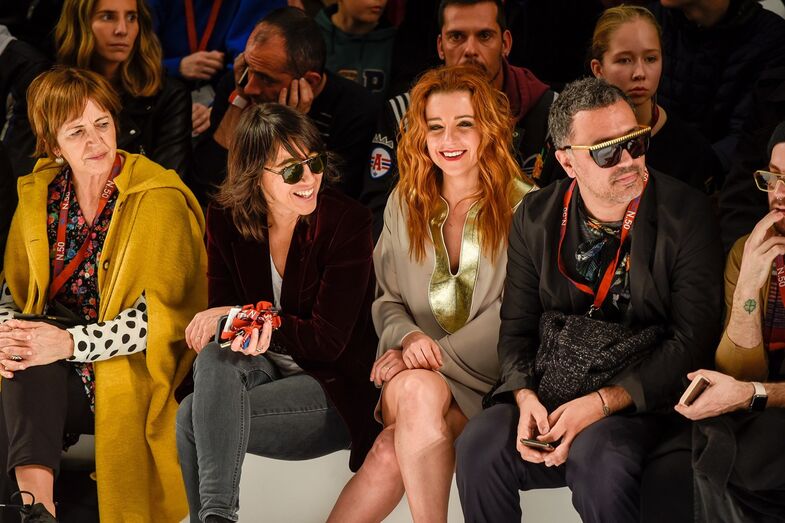 Recém-casadas, Gabriela Sobral e Inês Herédia divertem-se na ModaLisboa