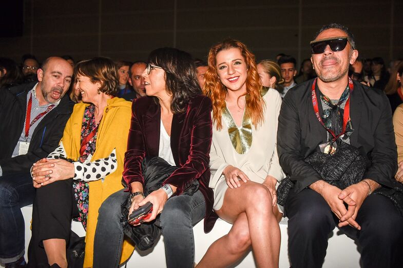 Recém-casadas, Gabriela Sobral e Inês Herédia divertem-se na ModaLisboa