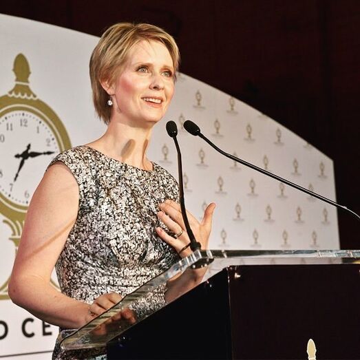 Cynthia Nixon a discursar.