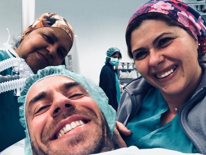 Renato Godinho partilhou uma fotografia depois da cirurgia com elementos da equipa clínica