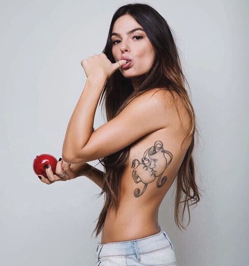 Isis Valverde incendeia as redes sociais com biquínis reduzidos