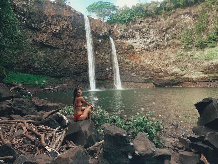 Isis Valverde incendeia as redes sociais com biquínis reduzidos