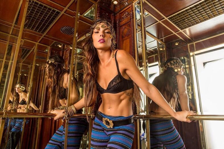 Isis Valverde incendeia as redes sociais com biquínis reduzidos