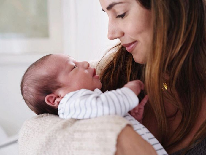 Mia Rose deliciada com o filho Mateus