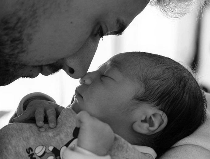 Mia Rose deliciada com o filho Mateus