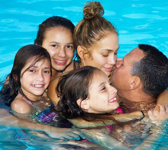 Jennifer Lopez celebra 49.º aniversário em local paradisíaco