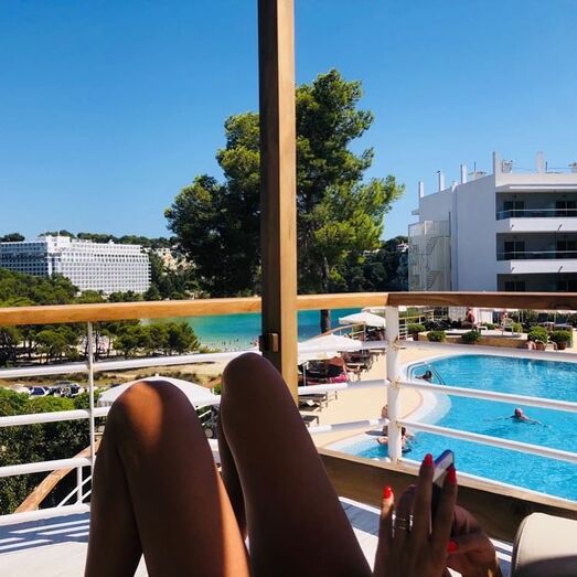 Cada vez mais apaixonada, Liliana Aguiar mostra-se feliz em férias de família