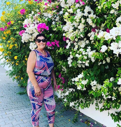 Longe de Ronaldo, Dolores apoia filho