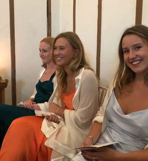 As três filhas de Lord Ivar Mountbatten no casamento do pai