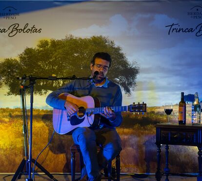 Famosos celebram Magusto com vinho tinto no bairro do Beato, em Lisboa, ao som de Miguel Araújo