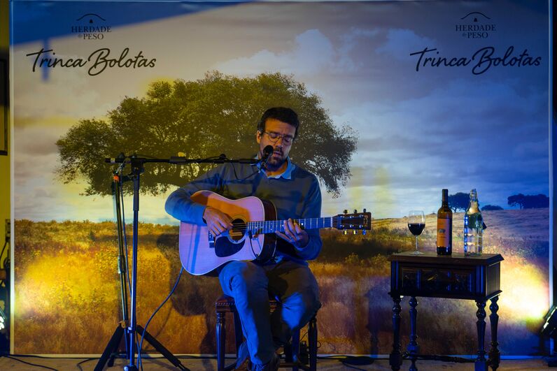 Famosos celebram Magusto com vinho tinto no bairro do Beato, em Lisboa, ao som de Miguel Araújo