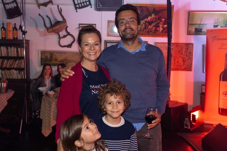 Famosos celebram Magusto com vinho tinto no bairro do Beato, em Lisboa, ao som de Miguel Araújo